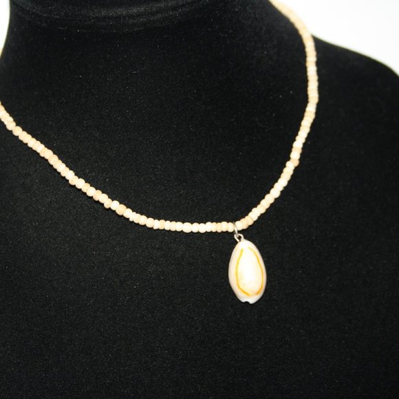 Beautiful tan wooden necklace with shell pendant 16" - Picture 3 of 4